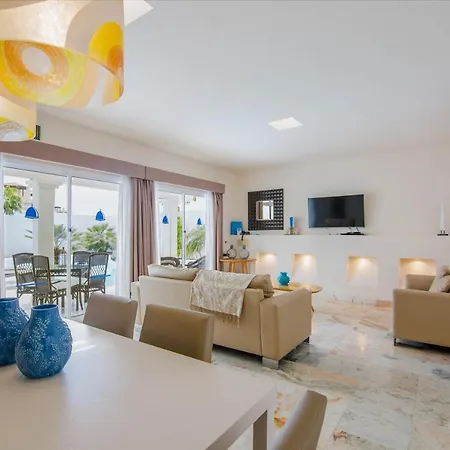 Sleeps 6 With Pool And Wifi Villa