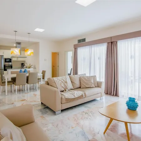 Sleeps 6 With Pool And Wifi *