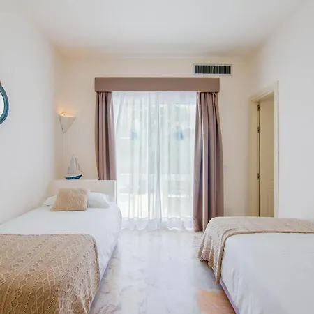 Sleeps 6 With Pool And Wifi